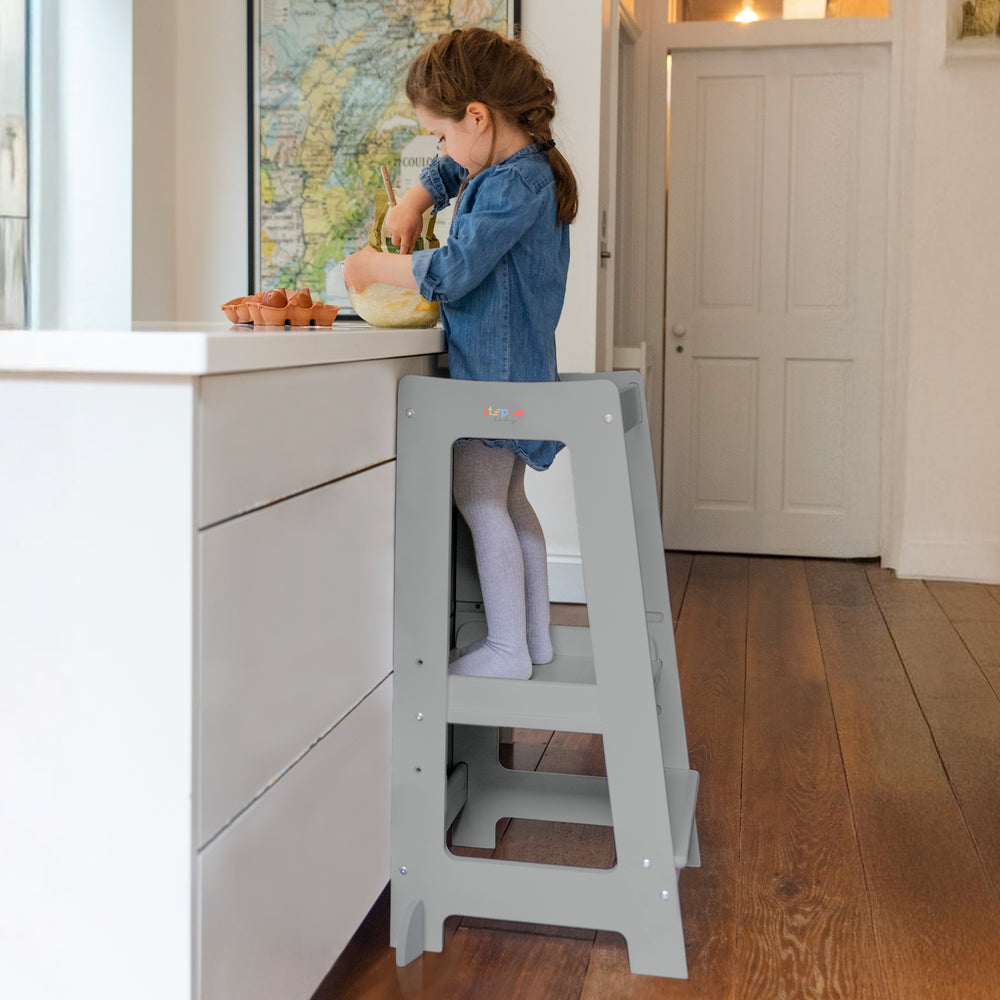 Unser Montessori Kleinkinderturm mit verstellbarer Stufe