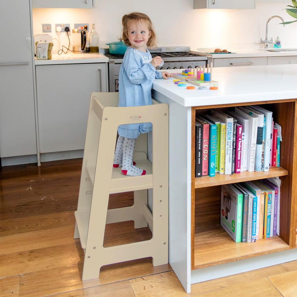 Unser Montessori Kleinkinderturm mit verstellbarer Stufe