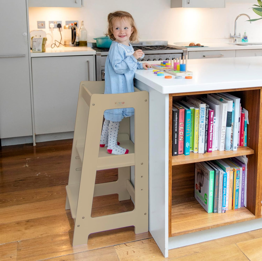Unser Montessori Kleinkinderturm mit verstellbarer Stufe
