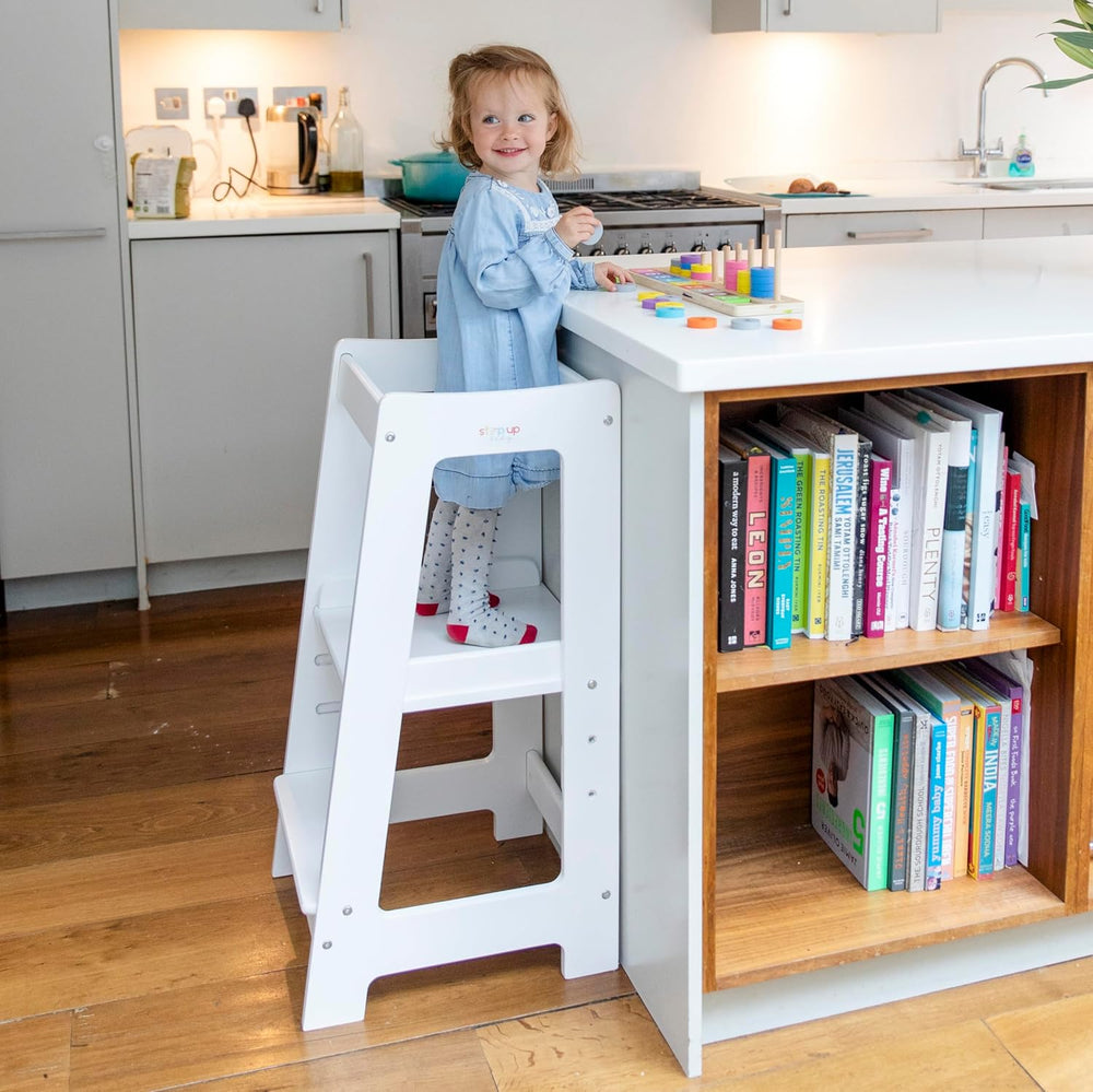 Unser Montessori Kleinkinderturm mit verstellbarer Stufe